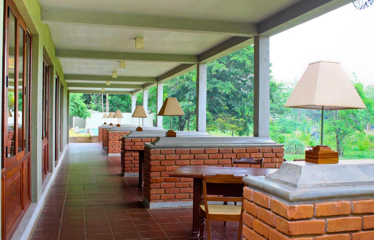 Ehalagala Lake Resort Sigiriya Esterno foto