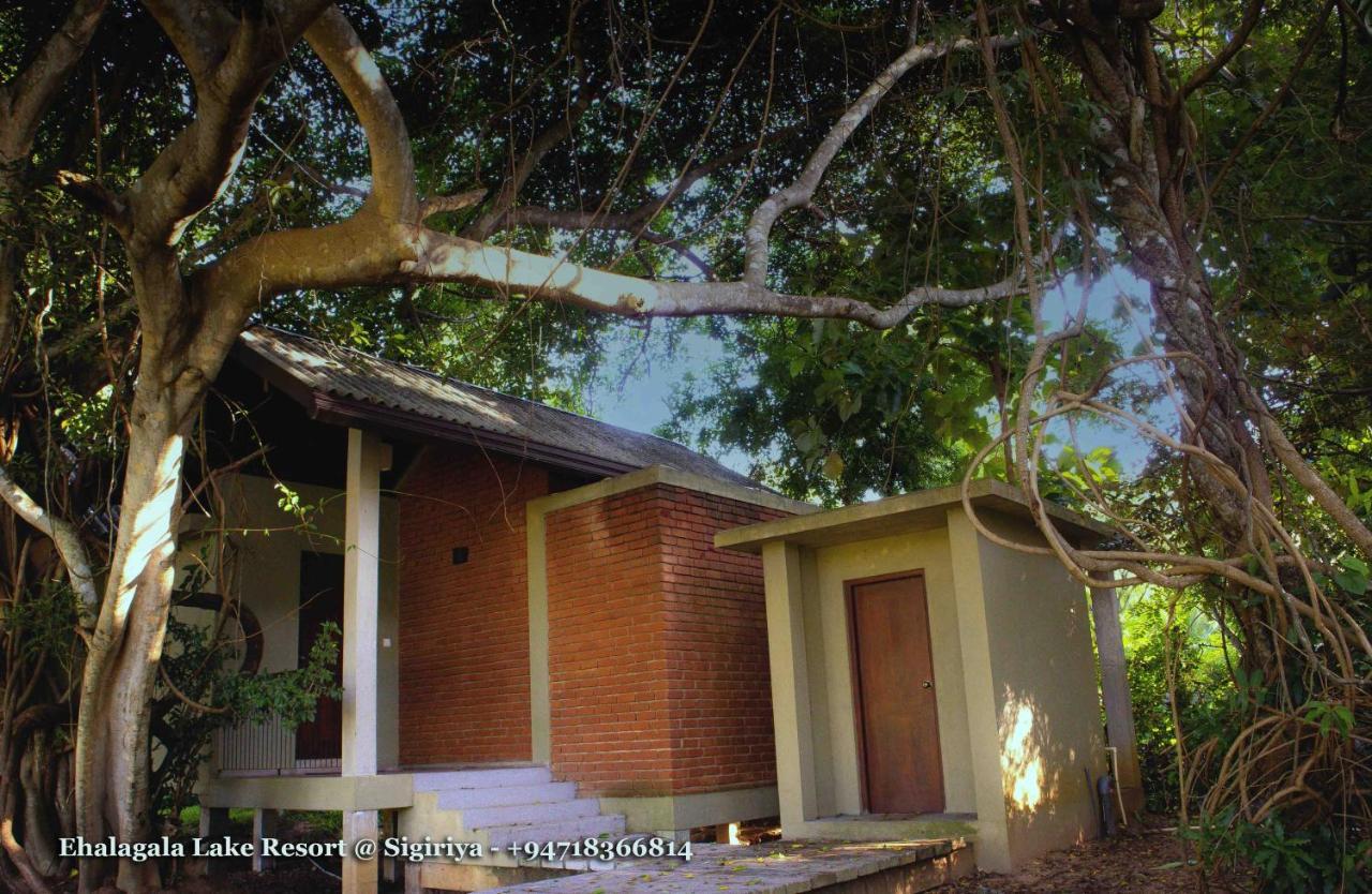 Ehalagala Lake Resort Sigiriya Esterno foto