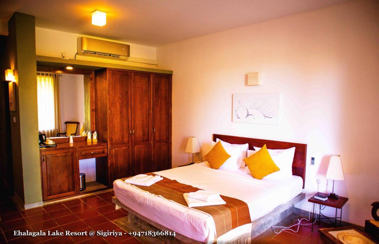 Ehalagala Lake Resort Sigiriya Esterno foto