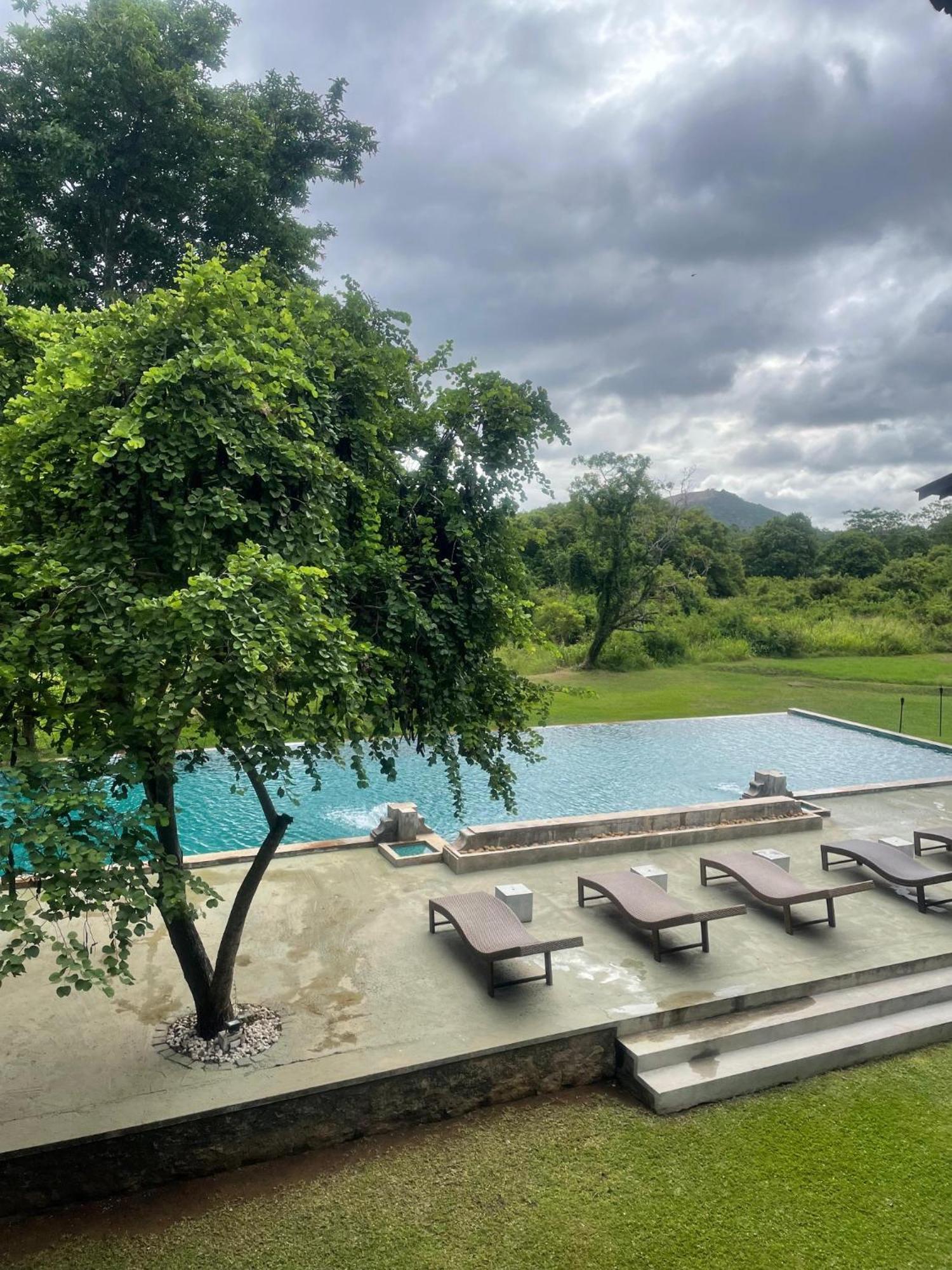Ehalagala Lake Resort Sigiriya Esterno foto