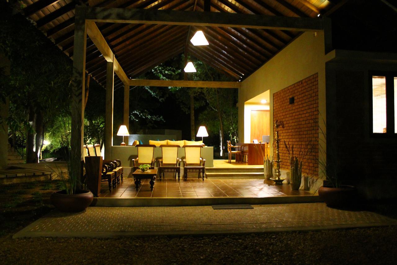 Ehalagala Lake Resort Sigiriya Esterno foto