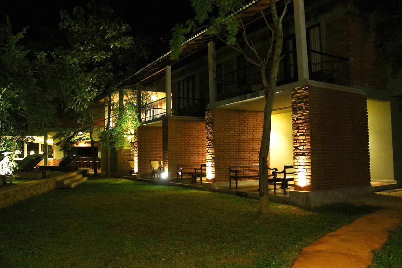 Ehalagala Lake Resort Sigiriya Esterno foto